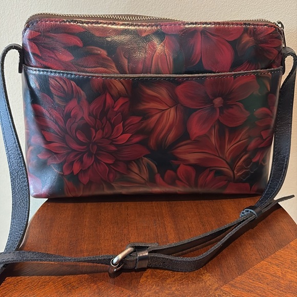 Patricia Nash  Crossbody bag  smooth leather floral pattern  red orange on black - Picture 7 of 13